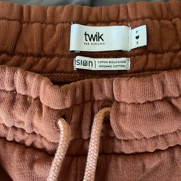 ROLLED HEM FLEECE SHORT - Picture 2 of 5